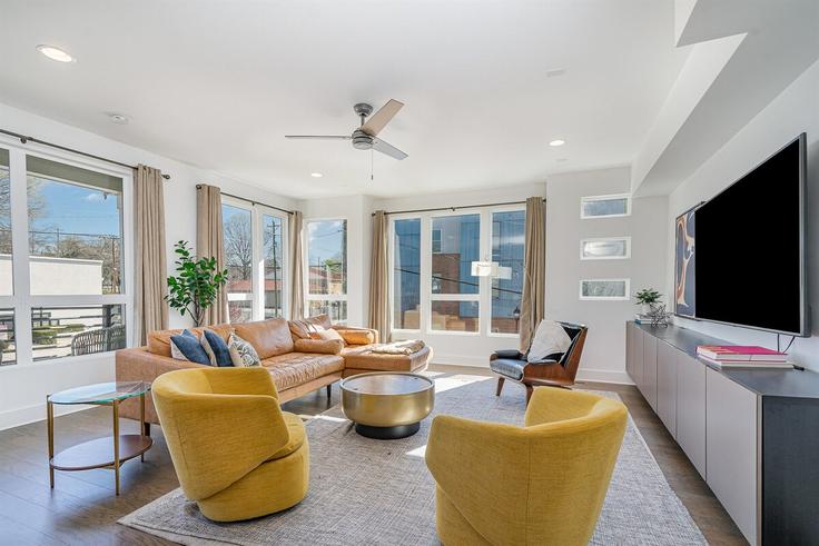 Salle de séjour élégante avec mobilier moderne dans un appartement à Building Duckworth Avenue - thebrighthouserentals - 1347120 à Charlotte, Charlotte Salle de séjour élégante avec mobilier moderne dans un appartement à Building Duckworth Avenue - thebrighthouserentals - 1347120 à Charlotte, Charlotte