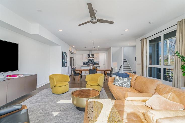 Salle de séjour élégante avec mobilier moderne dans un appartement à Building Duckworth Avenue - thebrighthouserentals - 1347120 à Charlotte, Charlotte