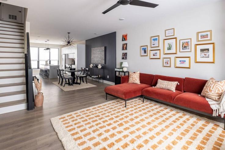 Charlotte CharlotteのBuilding Freeland Lane - thebrighthouserentals - 1051232 - USAのアパートメントにある、モダンな家具を備えたエレガントなデザインのリビングルーム