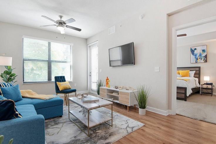 Sala de estar elegantemente projetada com móveis modernos em um apartamento no Building North Hesperides Street - thebrighthouserentals - 1051229 - TPA em Tampa, Tampa