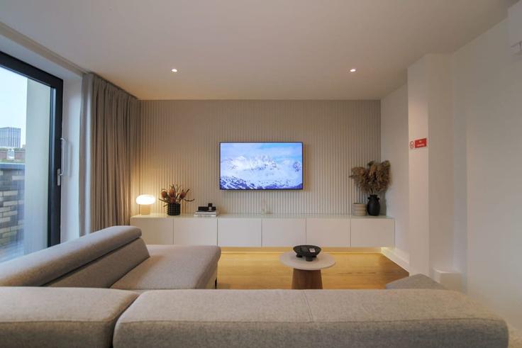 Sala de estar elegantemente projetada com móveis modernos em um apartamento no Building George Street - theheim - 1499238 em Manchester, Manchester