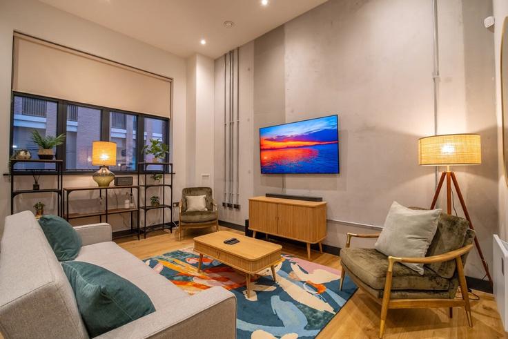 Sala de estar elegantemente projetada com móveis modernos em um apartamento no Building Marshall Street - theheim - 1499241 em Manchester, Manchester