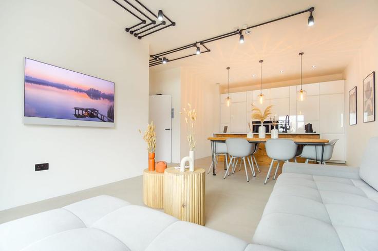 Elegant gestaltetes Wohnzimmer mit moderner Einrichtung in einer Wohnung im Building Pollard Street - theheim - 1499249 in Manchester, Manchester