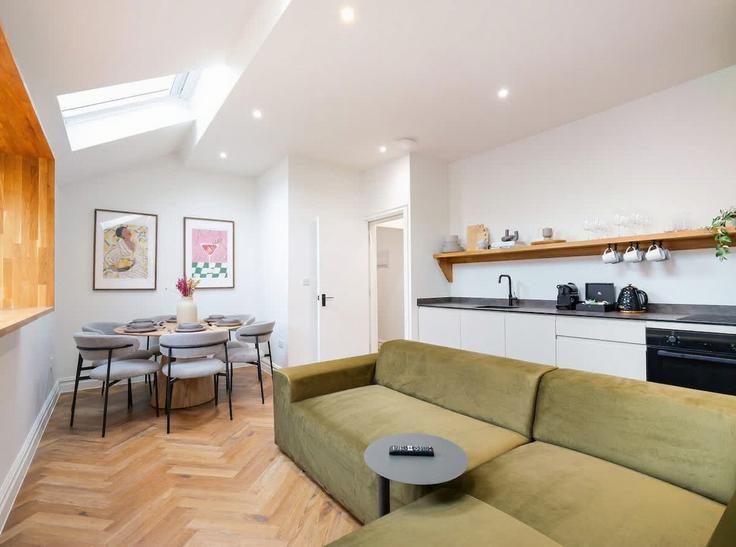 Sala de estar elegantemente projetada com móveis modernos em um apartamento no Building Oldham Street - theheim - 1499255 em Manchester, Manchester