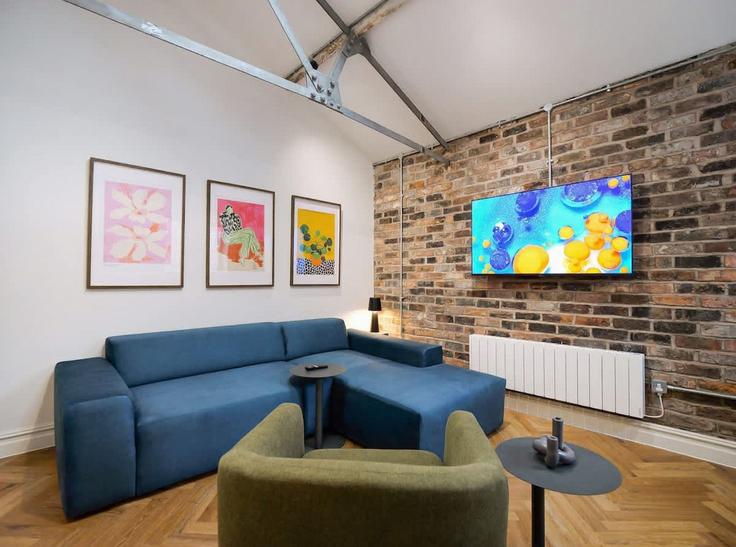 Elegant gestaltetes Wohnzimmer mit moderner Einrichtung in einer Wohnung im Building Oldham Street - theheim - 1499227 in Manchester, Manchester