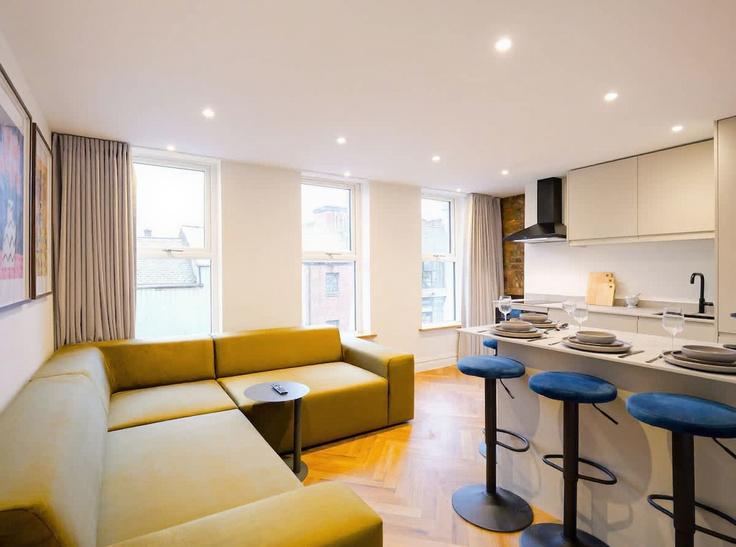 Sala de estar elegantemente projetada com móveis modernos em um apartamento no Building Oldham Street - theheim - 1499236 em Manchester, Manchester