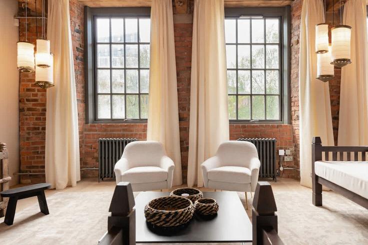 Elegant gestaltetes Wohnzimmer mit moderner Einrichtung in einer Wohnung im Building Great Ancoats Street - theheim - 1499209 in Manchester, Manchester