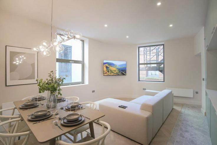 Elegant gestaltetes Wohnzimmer mit moderner Einrichtung in einer Wohnung im Building Chapel Walks - theheim - 1499208 in Manchester, Manchester