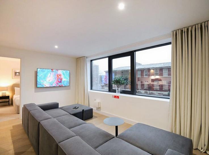 Elegant gestaltetes Wohnzimmer mit moderner Einrichtung in einer Wohnung im Building Chester Road - theheim - 1499226 in Manchester, Manchester