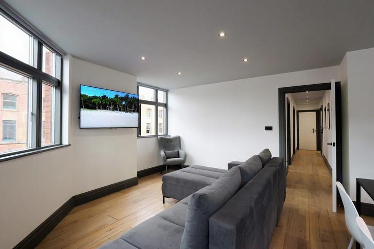 Elegant gestaltetes Wohnzimmer mit moderner Einrichtung in einer Wohnung im Building Hilton Street - theheim - 1499213 in Manchester, Manchester