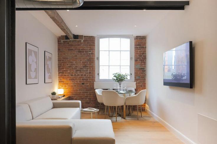 Elegant gestaltetes Wohnzimmer mit moderner Einrichtung in einer Wohnung im Building Cable Street - theheim - 1499248 in Manchester, Manchester