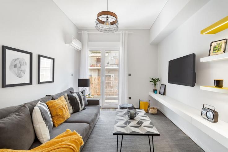 Elegante sala de estar con mobiliario moderno en un apartamento en Building Arvali - thehomis - 1358779 en Central Athens, Athens