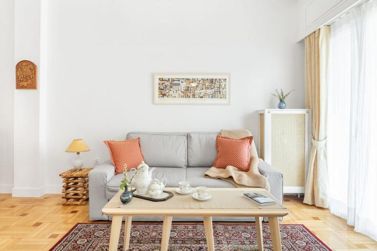 Elegante sala de estar con mobiliario moderno en un apartamento en Building Aristoxenou - thehomis - 1358784 en Central Athens, Athens