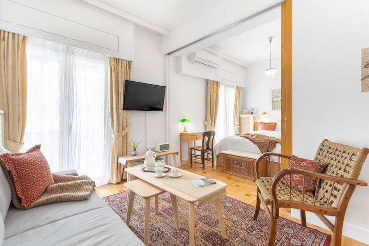 Elegante sala de estar con mobiliario moderno en un apartamento en Building Aristoxenou - thehomis - 1358784 en Central Athens, Athens