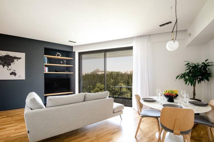 Elegante sala de estar con mobiliario moderno en un apartamento en Building Pnitagora - thehomis - 1358785 en Central Athens, Athens