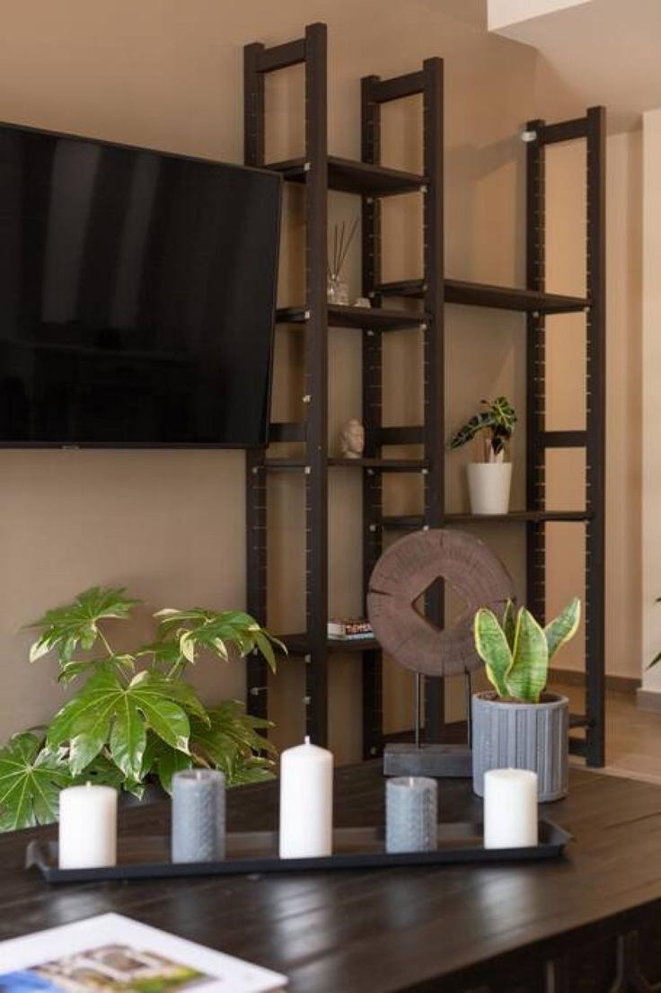 Sala de estar elegantemente projetada com móveis modernos em um apartamento no Building Vasilis - thehomis - 1358786 em Central Athens, Athens