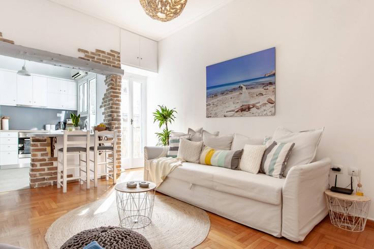 Salle de séjour élégante avec mobilier moderne dans un appartement à Building Anastasiou Zinni - thehomis - 1358788 à Central Athens, Athens