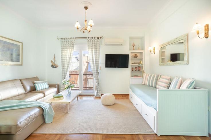 Sala de estar elegantemente projetada com móveis modernos em um apartamento no Building Spirou Vikatou - thehomis - 1358949 em Central Athens, Athens