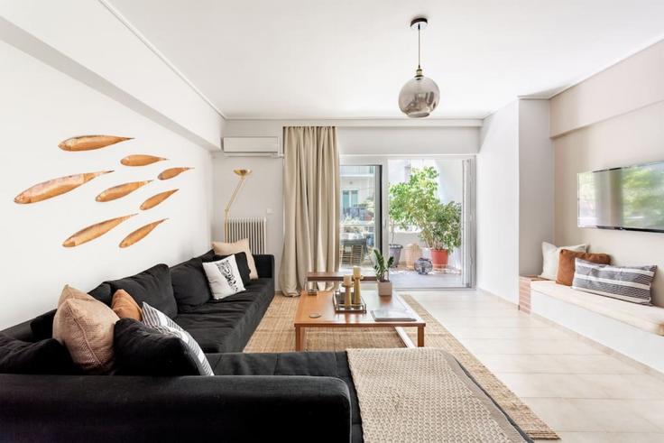 Salle de séjour élégante avec mobilier moderne dans un appartement à Building Veikou - thehomis - 1358950 à Central Athens, Athens