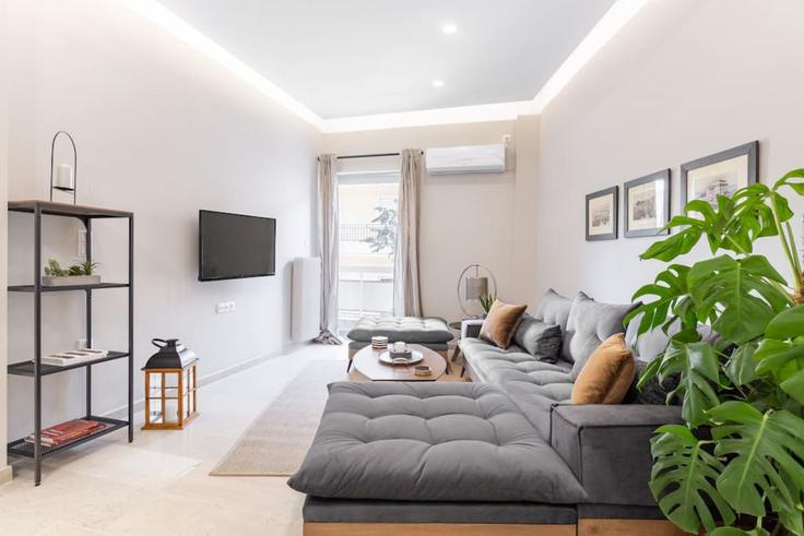 Salle de séjour élégante avec mobilier moderne dans un appartement à Building Igglesi - thehomis - 1358951 à Central Athens, Athens