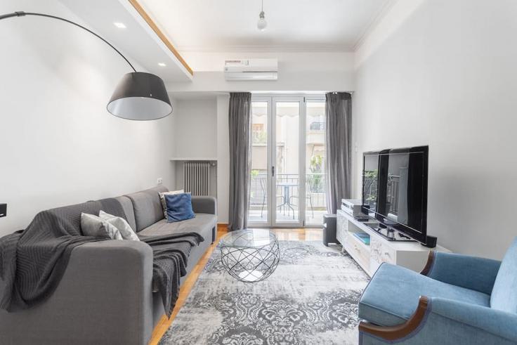 Building Omirou - thehomis - 1358826 adresindeki bir dairede modern mobilyalarla zarif bir şekilde tasarlanmış oturma odası Central Athens, Athens