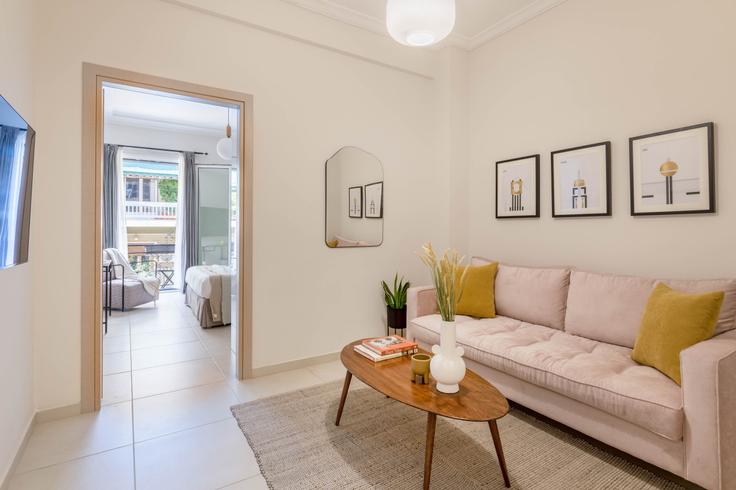 Salle de séjour élégante avec mobilier moderne dans un appartement à Building Proklou - thehomis - 1358858 à Central Athens, Athens