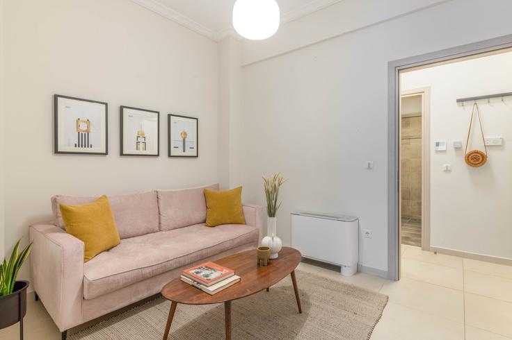 Central Athens, Athens 소재 Building Proklou - thehomis - 1358858 유닛에 마련된, 현대적인 가구로 꾸며진 우아한 디자인의 거실 Central Athens, Athens 소재 Building Proklou - thehomis - 1358858 유닛에 마련된, 현대적인 가구로 꾸며진 우아한 디자인의 거실
