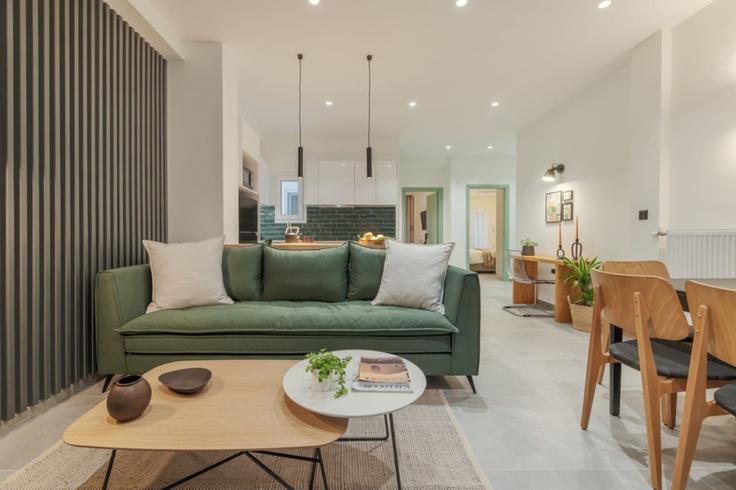 Elegante sala de estar con mobiliario moderno en un apartamento en Building Andromachis - thehomis - 1358874 en South Athens, Athens