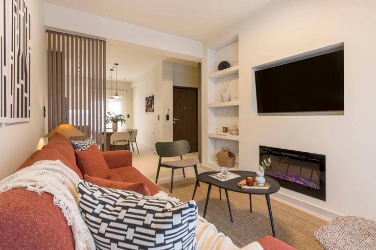 Piraeus, Athens 소재 Building Evergeton - thehomis - 1363389 유닛에 마련된, 현대적인 가구로 꾸며진 우아한 디자인의 거실 Piraeus, Athens 소재 Building Evergeton - thehomis - 1363389 유닛에 마련된, 현대적인 가구로 꾸며진 우아한 디자인의 거실