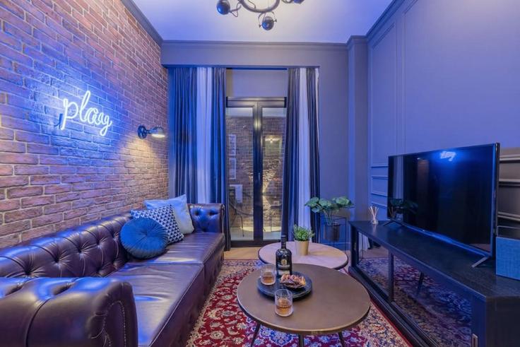 Elegant gestaltetes Wohnzimmer mit moderner Einrichtung in einer Wohnung im Building Stirieon - thehomis - 1358789 in Central Athens, Athens
