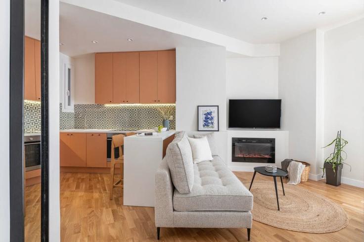 Sala de estar elegantemente projetada com móveis modernos em um apartamento no Building Νικολάου Δημητρακοπούλου - thehomis - 1358868 em Central Athens, Athens