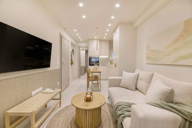 Elegant gestaltetes Wohnzimmer mit moderner Einrichtung in einer Wohnung im Building Akteou - thehomis - 1512995 in Central Athens, Athens