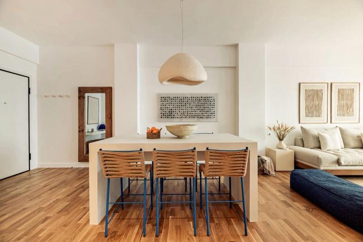 Piraeus, Athens에 위치한 Building Akti Moutsopoulou - thehomis - 1358873 유닛의 세련된 인테리어가 돋보이는 거실