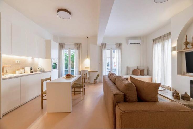 Sala de estar elegantemente projetada com móveis modernos em um apartamento no Building Mitseon - thehomis - 1358857 em Central Athens, Athens