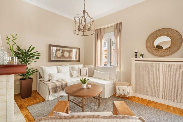 Salle de séjour élégante avec mobilier moderne dans un appartement à Building Zacharitsa - thehomis - 1358828 à Central Athens, Athens