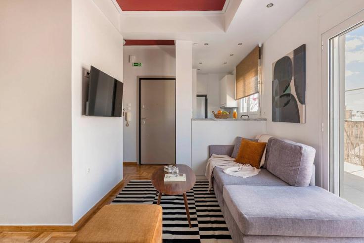 Building Michail Kokkini - thehomis - 1522296 adresindeki bir dairede modern mobilyalarla zarif bir şekilde tasarlanmış oturma odası Central Athens, Athens