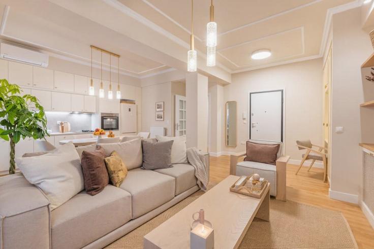 Athens Central AthensのBuilding Zan Moreas - thehomis - 1358847のアパートメントにある、モダンな家具を備えたエレガントなデザインのリビングルーム Athens Central AthensのBuilding Zan Moreas - thehomis - 1358847のアパートメントにある、モダンな家具を備えたエレガントなデザインのリビングルーム