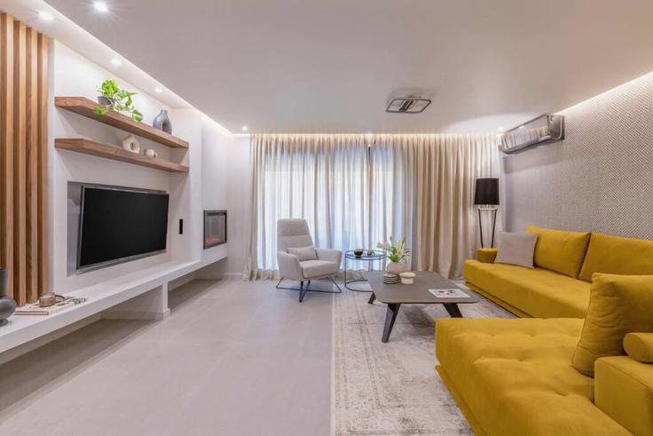 Salle de séjour élégante avec mobilier moderne dans un appartement à Building Igglesi - thehomis - 1358863 à Central Athens, Athens