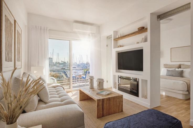 Elegant gestaltetes Wohnzimmer mit moderner Einrichtung in einer Wohnung im Building Akti Moutsopoulou - thehomis - 1358873 in Piraeus, Athens