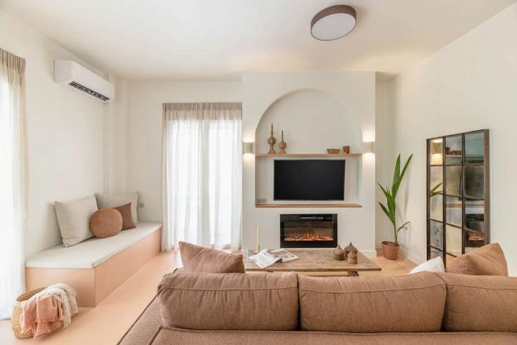 Elegant gestaltetes Wohnzimmer mit moderner Einrichtung in einer Wohnung im Building Mitseon - thehomis - 1358857 in Central Athens, Athens