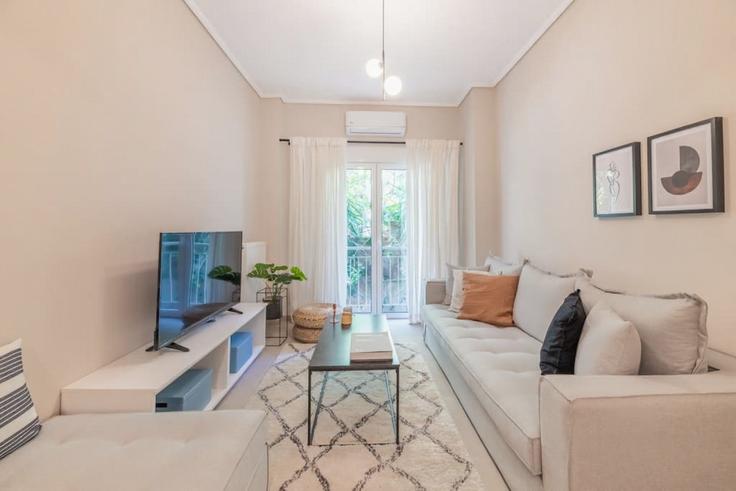 Building Stirieon - thehomis - 1358948 adresindeki bir dairede modern mobilyalarla zarif bir şekilde tasarlanmış oturma odası Central Athens, Athens