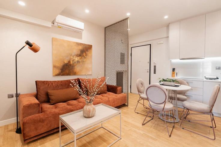 Elegante sala de estar con mobiliario moderno en un apartamento en Building Kallirrois - thehomis - 1358955 en Central Athens, Athens