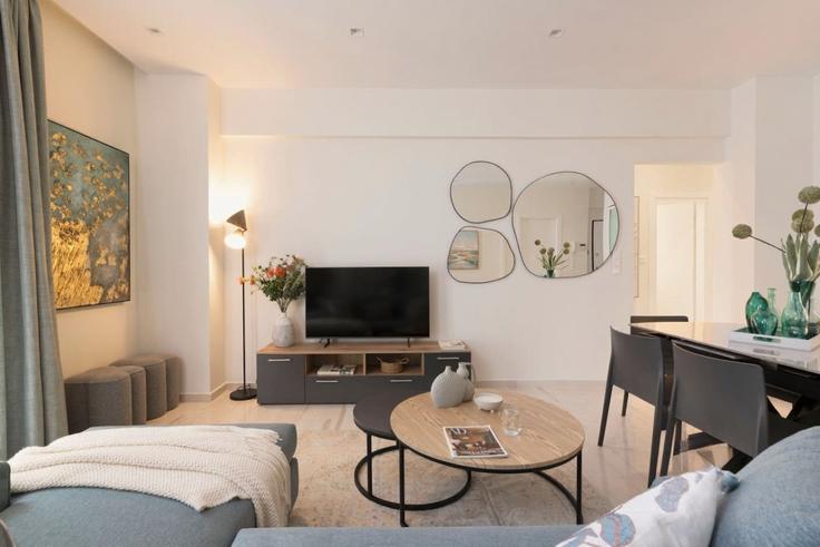 Elegant gestaltetes Wohnzimmer mit moderner Einrichtung in einer Wohnung im Building Alkiviadou - thehomis - 1358921 in Piraeus, Athens