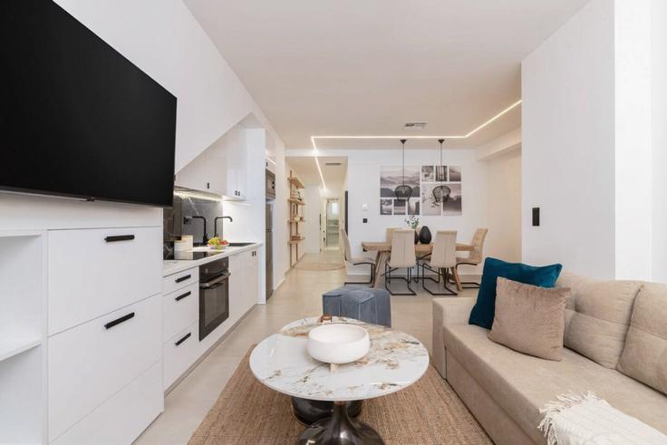 Elegante sala de estar con mobiliario moderno en un apartamento en Building Esperidon - thehomis - 1472223 en South Athens, Athens