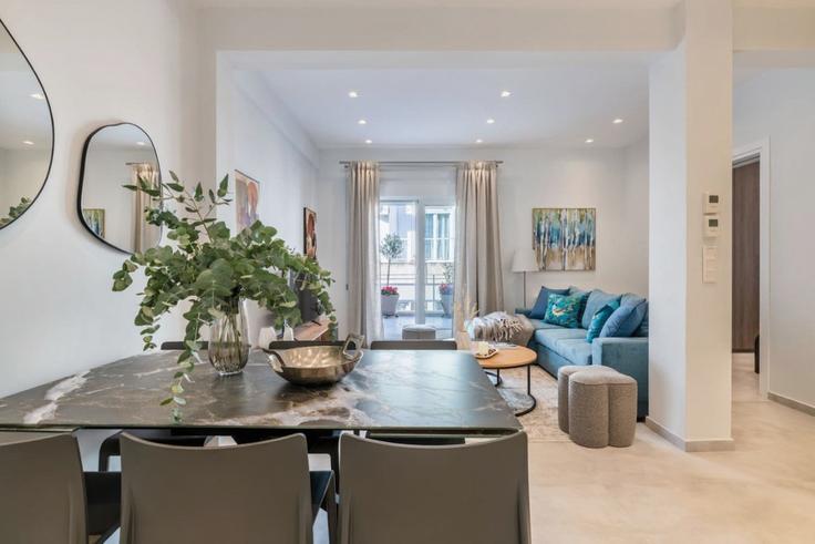 Central Athens, Athens에 위치한 Building Oreon - thehomis - 1358875 유닛의 세련된 인테리어가 돋보이는 거실 Central Athens, Athens에 위치한 Building Oreon - thehomis - 1358875 유닛의 세련된 인테리어가 돋보이는 거실