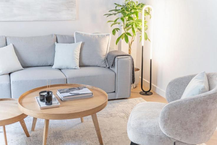 Elegant gestaltetes Wohnzimmer mit moderner Einrichtung in einer Wohnung im Building Korai Adamantiou - thehomis - 1358839 in Central Athens, Athens