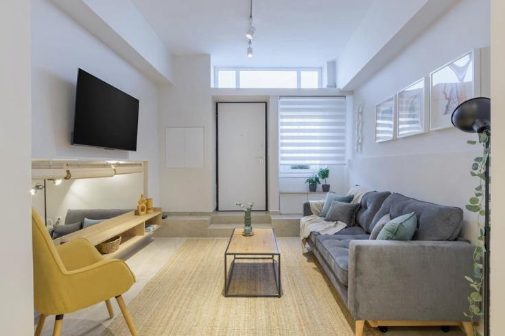 Building Thessalonikis - thehomis - 1358871 adresindeki bir dairede modern mobilyalarla zarif bir şekilde tasarlanmış oturma odası Central Athens, Athens