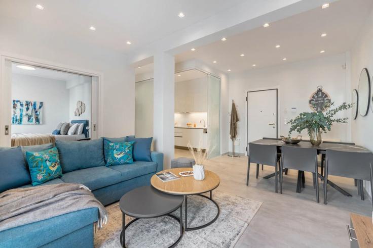 Sala de estar elegantemente projetada com móveis modernos em um apartamento no Building Oreon - thehomis - 1358875 em Central Athens, Athens