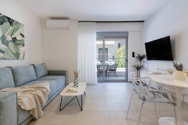 Central Athens, Athens 소재 Building Kelsou - thehomis - 1358941 유닛에 마련된, 현대적인 가구로 꾸며진 우아한 디자인의 거실