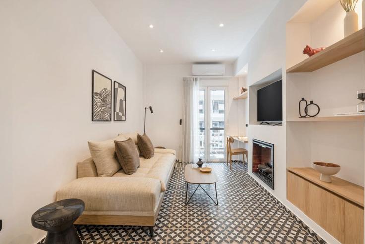 Sala de estar elegantemente projetada com móveis modernos em um apartamento no Building Andromachis - thehomis - 1358886 em South Athens, Athens